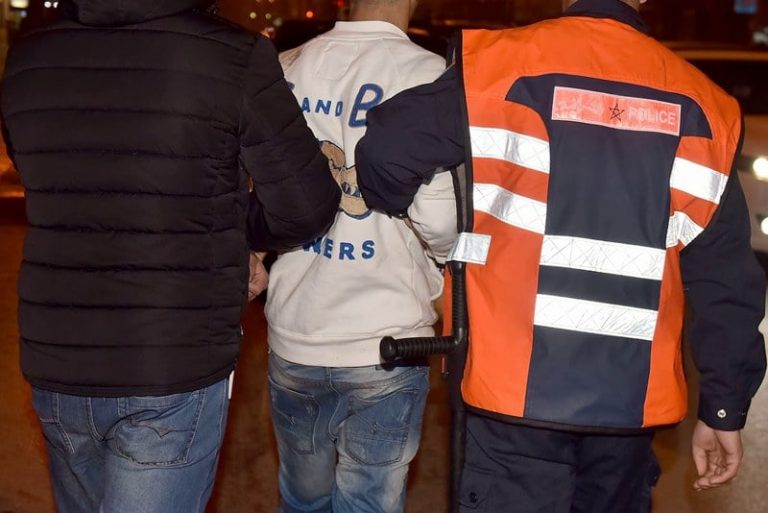 توقيف ثلاثة أشخاص بالعيون لتورطهم في تقطير وترويج مسكر ‘الماحيا’ والاتجار في مخدر الشيرا