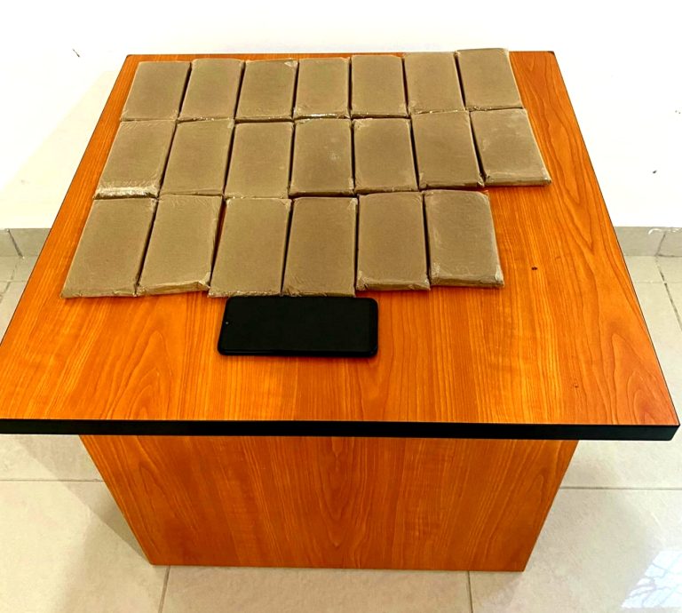 الشرطة القضائية بالعيون توقف أربعينياً بحوزته كمية كبيرة من مخدر الشيرا