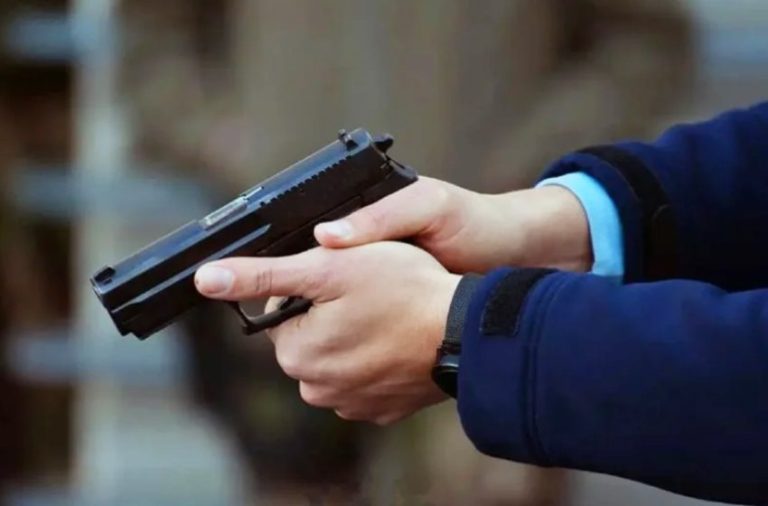 استعمال السلاح الوظيفي لتوقيف شخص في حالة هيجان يعتدي على المواطنين ورجال الأمن بالعيون