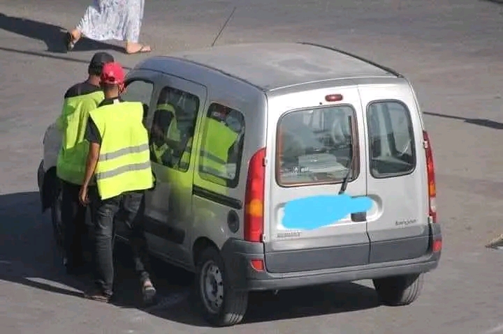 تسيير المسؤولية وسط المدينة خنيفرة جدل فوضى مواقف السيارات