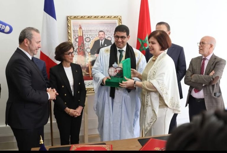 وزيرة الثقافة الفرنسية تزور مكتبة محمد السادس بالعيون وتطلق مركز ‘Alliance Française’ لتعزيز التعاون الثقافي بين المغرب وفرنسا