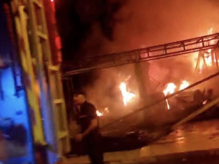 امزورن : حريق مهول يأتي على محلات تجارية وسط إمزورن وخسائر مادية جسيمة