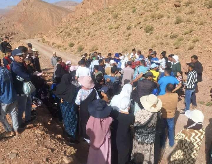 تنغير: ساكنة تمكلونة تحتج للمطالبة بالنقل المدرسي وتعبيد الطريق وفك العزلة