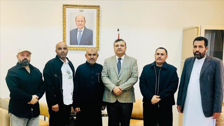 مفاوضات في الشمال وانقلاب في الجنوب… إلى أين يتجه اليمن؟